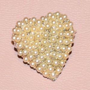 “Pearls” heart pin 💛